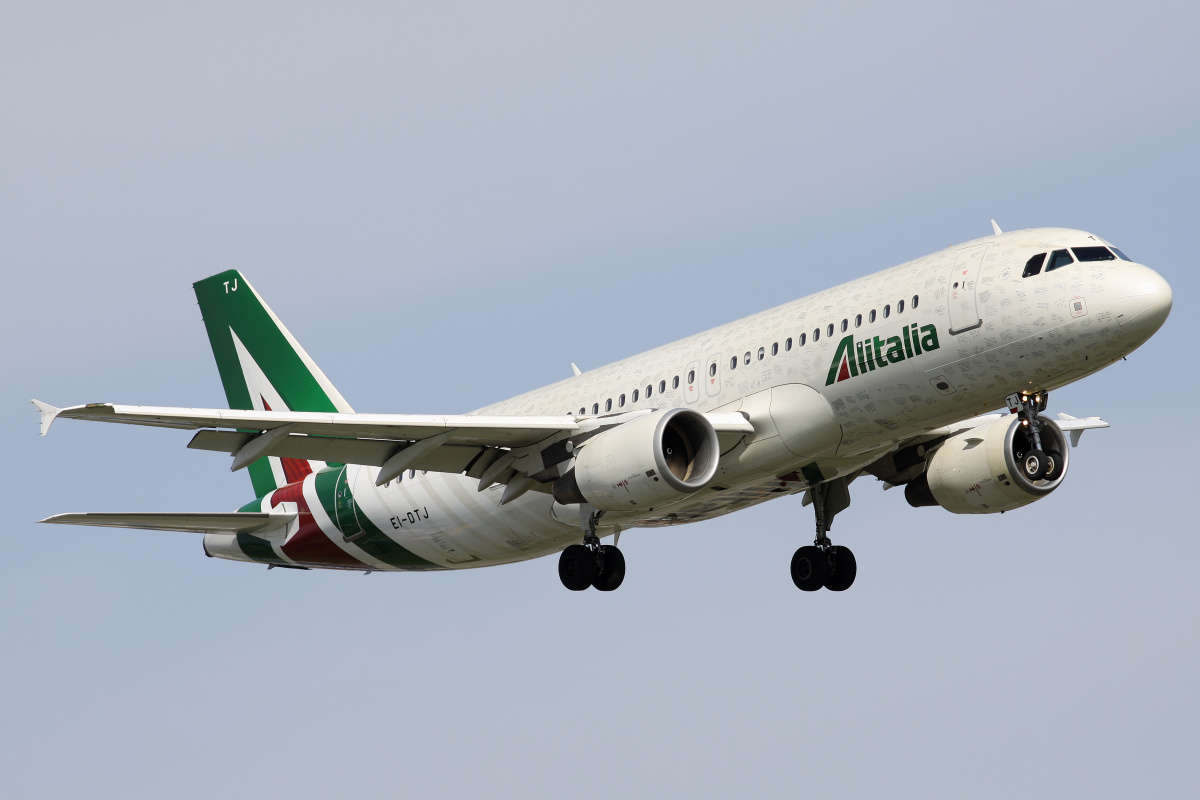 EI-DTJ (malowanie z podpisami pracowników) (Samoloty » Spotting na EPWA » Airbus A320-200 » Alitalia)