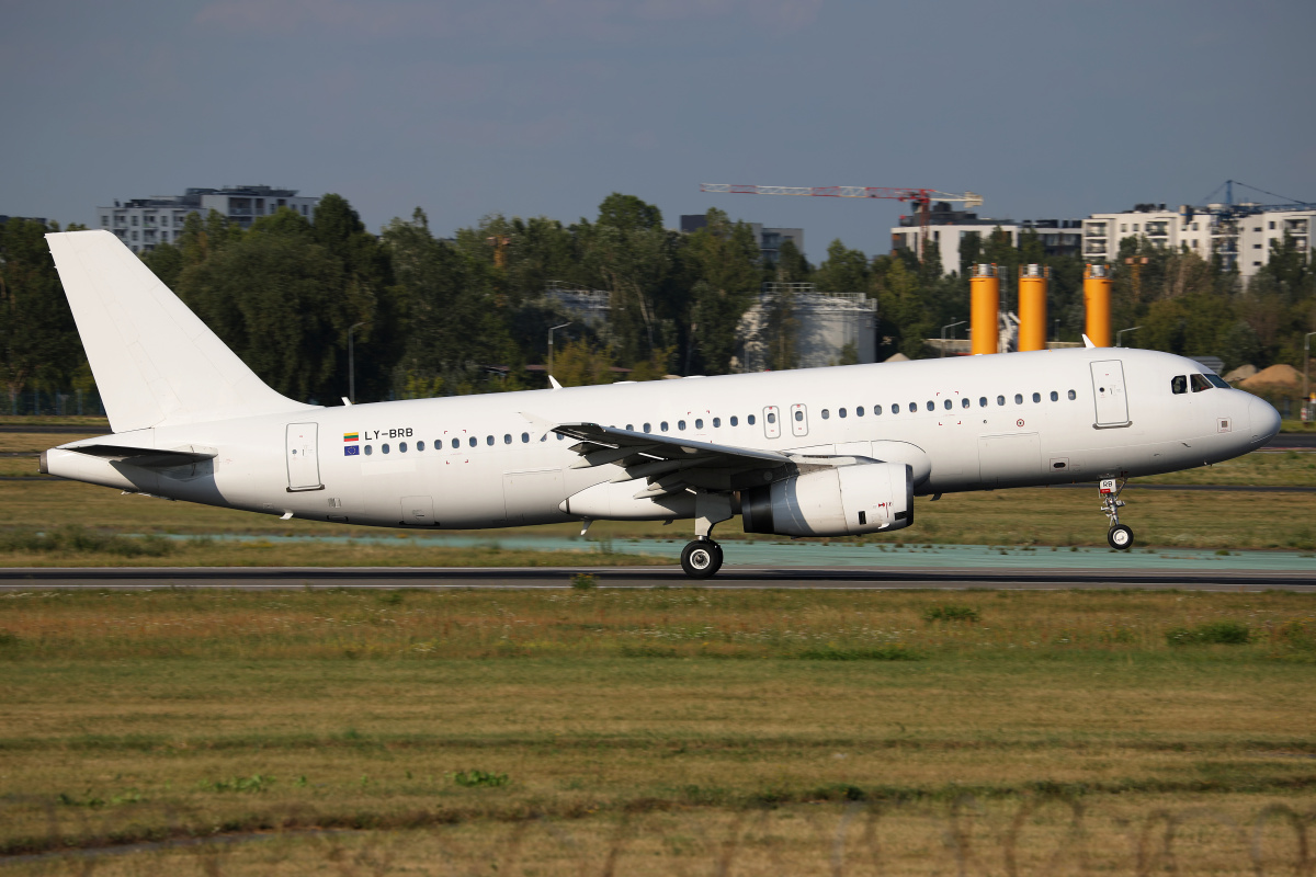 LY-BRB, Heston Airlines (Samoloty » Spotting na EPWA » Airbus A320-200)