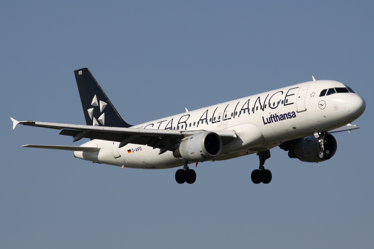 D-AIPD (Star Alliance livery) (Aircraft » EPWA Spotting » Airbus A320-200 » Lufthansa)