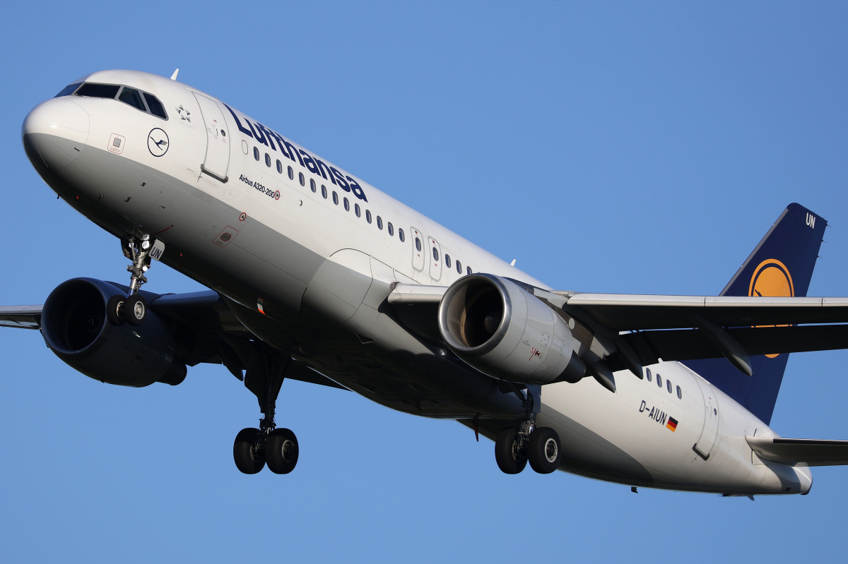 D-AIUN (Aircraft » EPWA Spotting » Airbus A320-200 » Lufthansa)