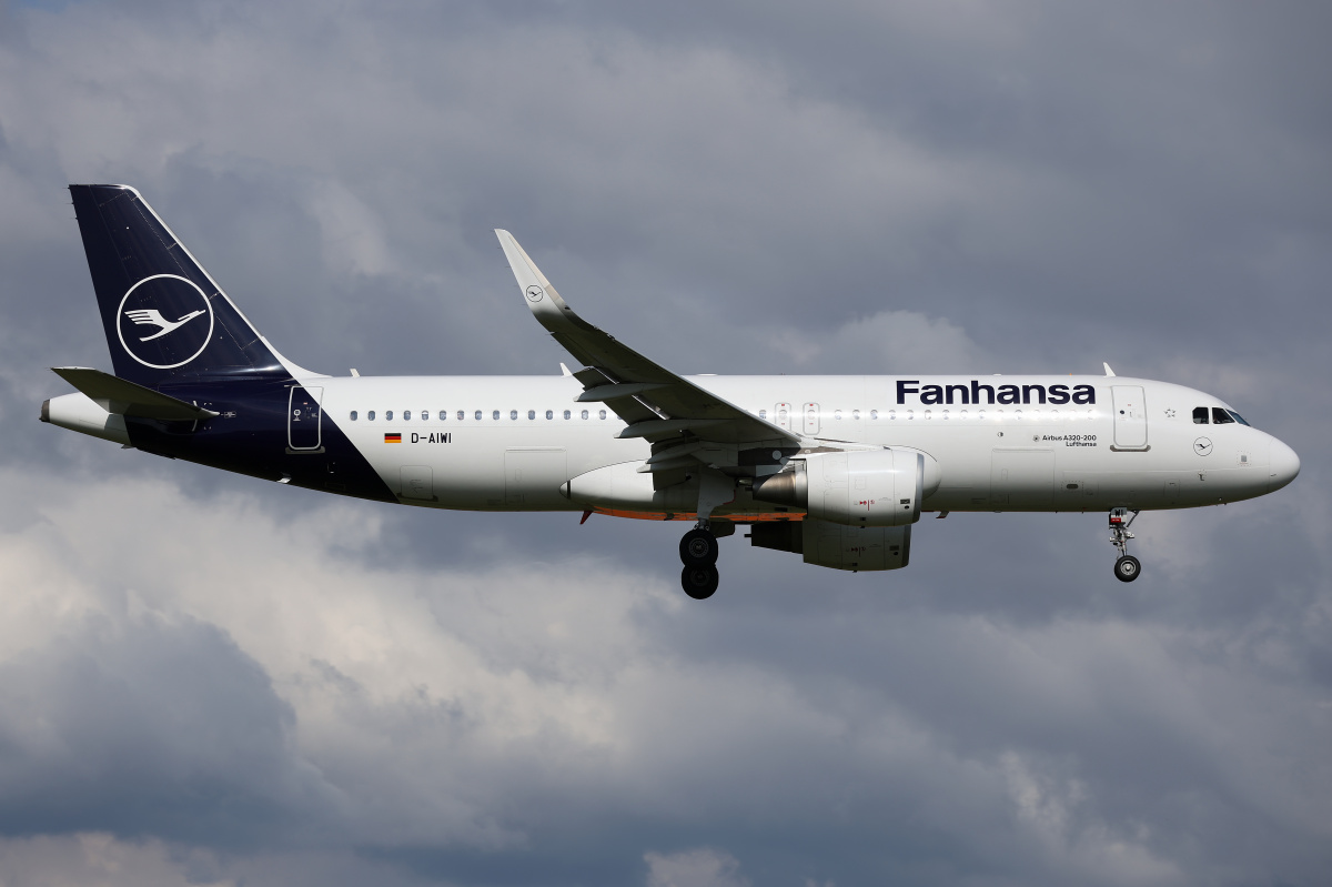 D-AIWI (Fanhansa) (Aircraft » EPWA Spotting » Airbus A320-200 » Lufthansa)