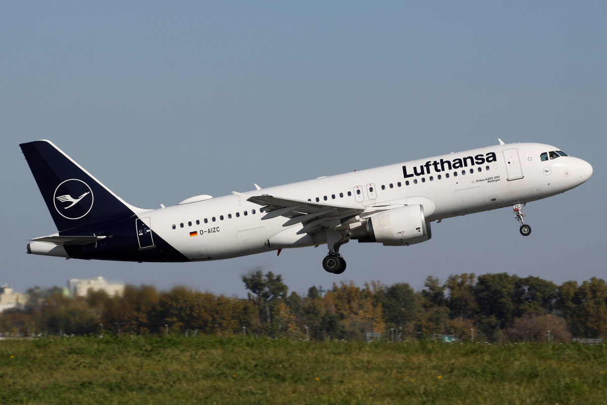 D-AIZC (Samoloty » Spotting na EPWA » Airbus A320-200 » Lufthansa)