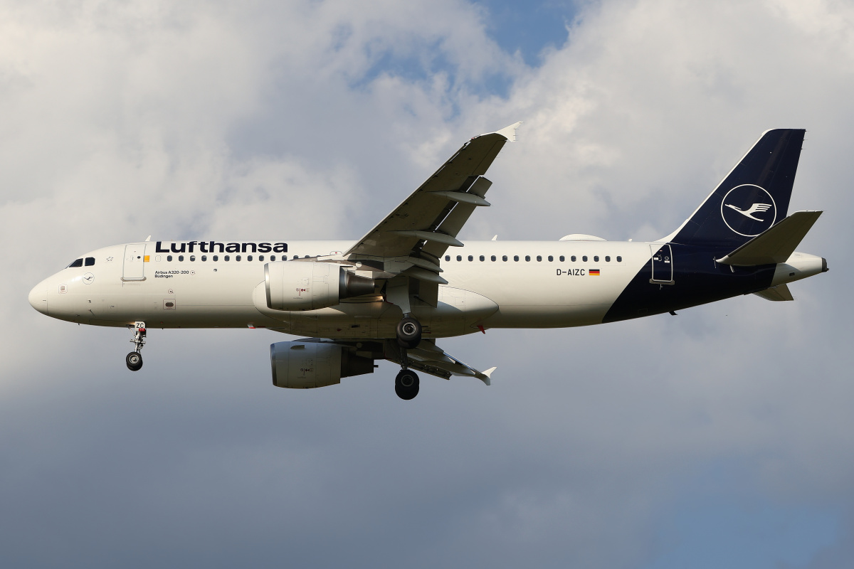 D-AIZC (Samoloty » Spotting na EPWA » Airbus A320-200 » Lufthansa)