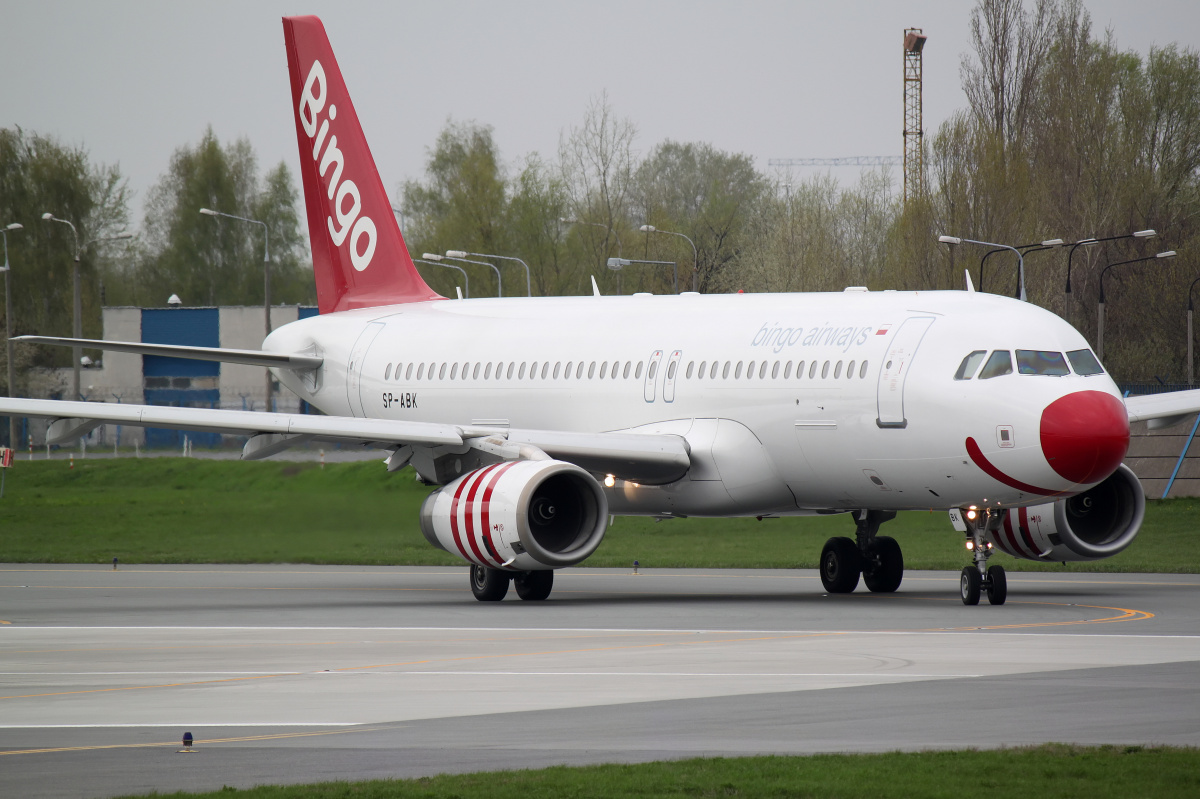 SP-ABK, Bingo Airways (Samoloty » Spotting na EPWA » Airbus A320-200)