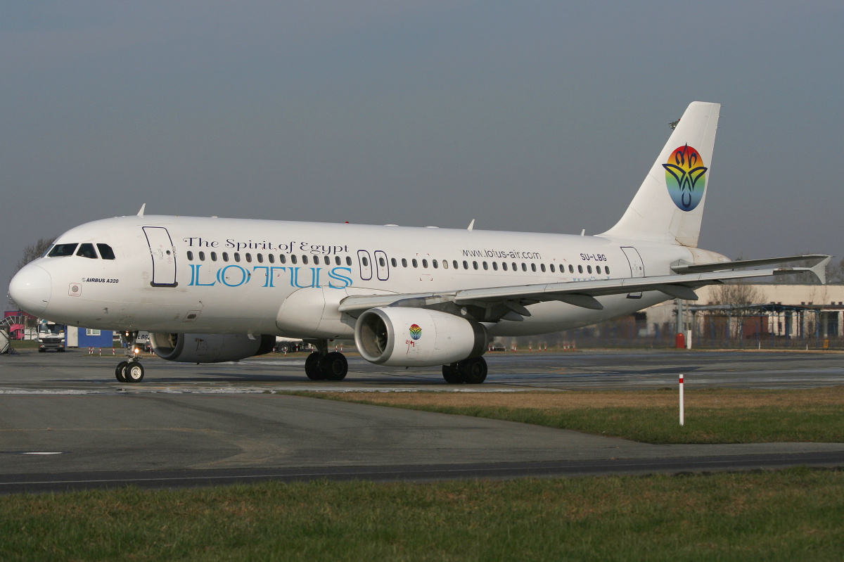 SU-LBG, Lotus Air (Samoloty » Spotting na EPWA » Airbus A320-200)