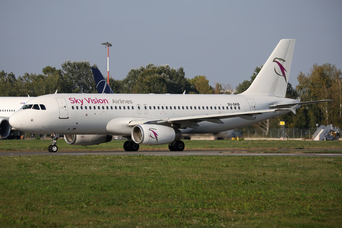 SU-SKB, Sky Vision Airlines (Samoloty » Spotting na EPWA » Airbus A320-200)