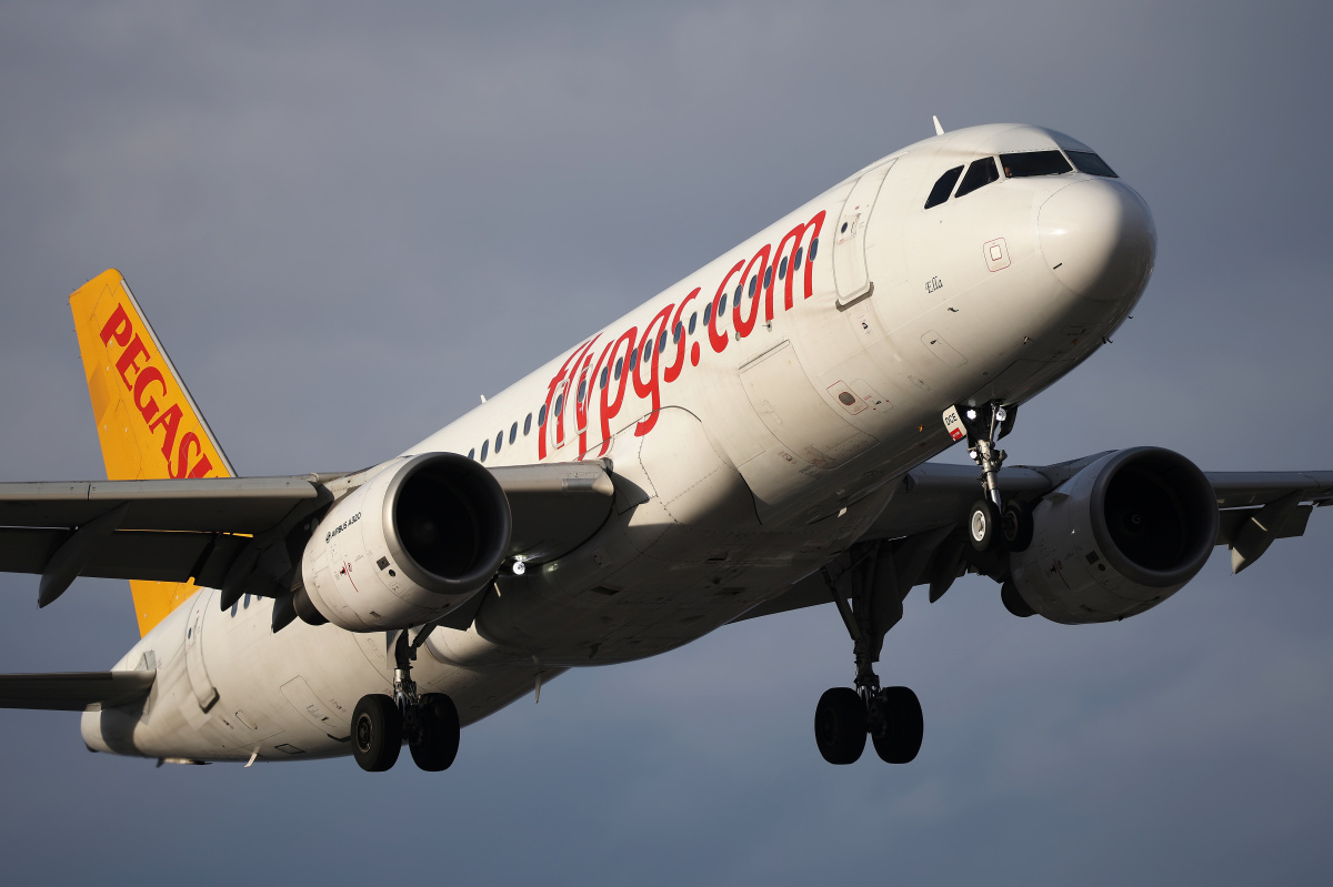 TC-DCE, Pegasus Airlines (Aircraft » EPWA Spotting » Airbus A320-200)