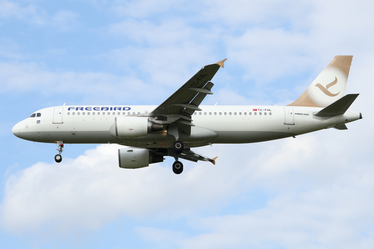 TC-FHL, Freebird Airlines (Samoloty » Spotting na EPWA » Airbus A320-200)