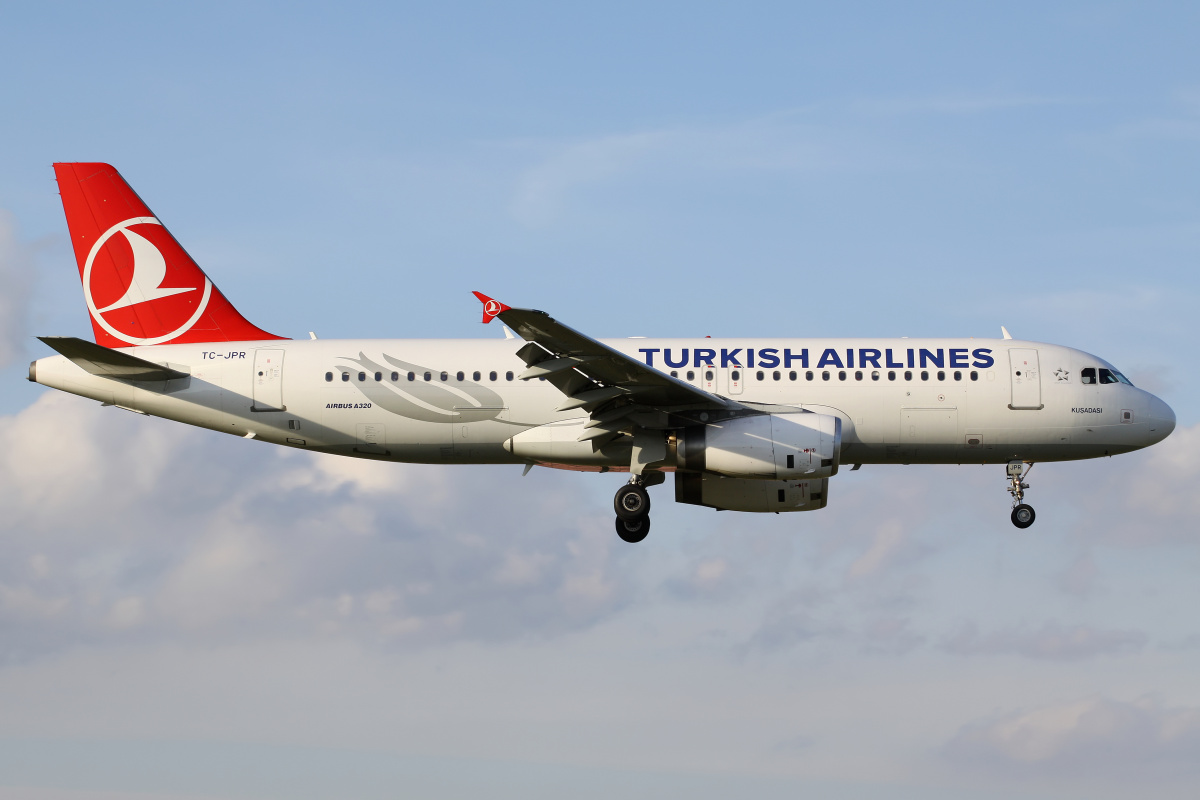 TC-JPR, THY Turkish Airlines (Samoloty » Spotting na EPWA » Airbus A320-200)