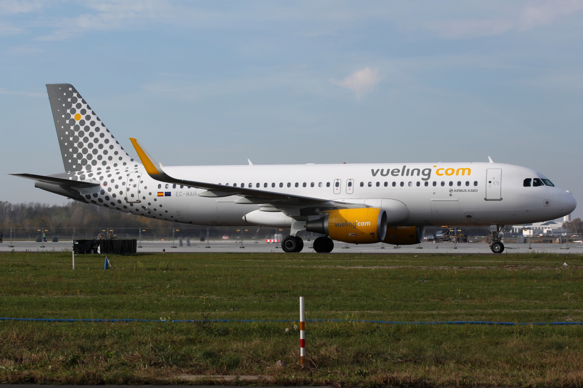 EC-MAH (Samoloty » Spotting na EPWA » Airbus A320-200 » Vueling Airlines)