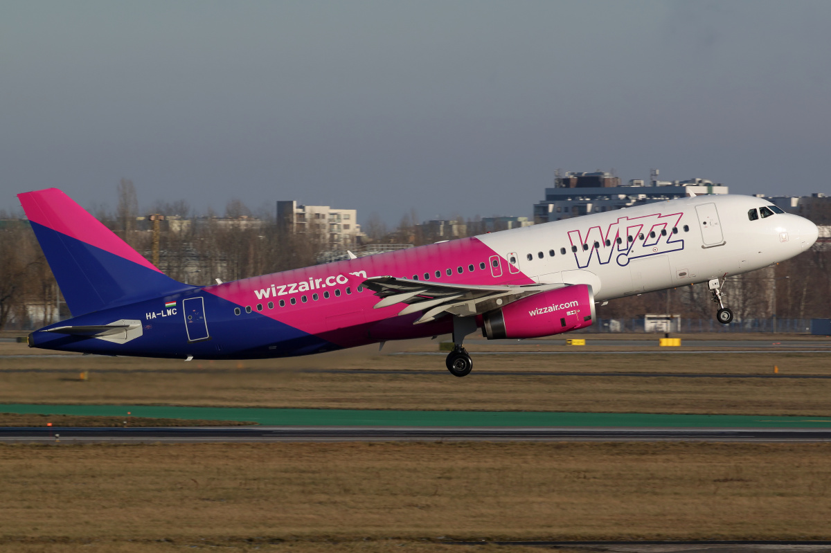 HA-LWC (nowe malowanie) (Samoloty » Spotting na EPWA » Airbus A320-200 » Wizz Air)