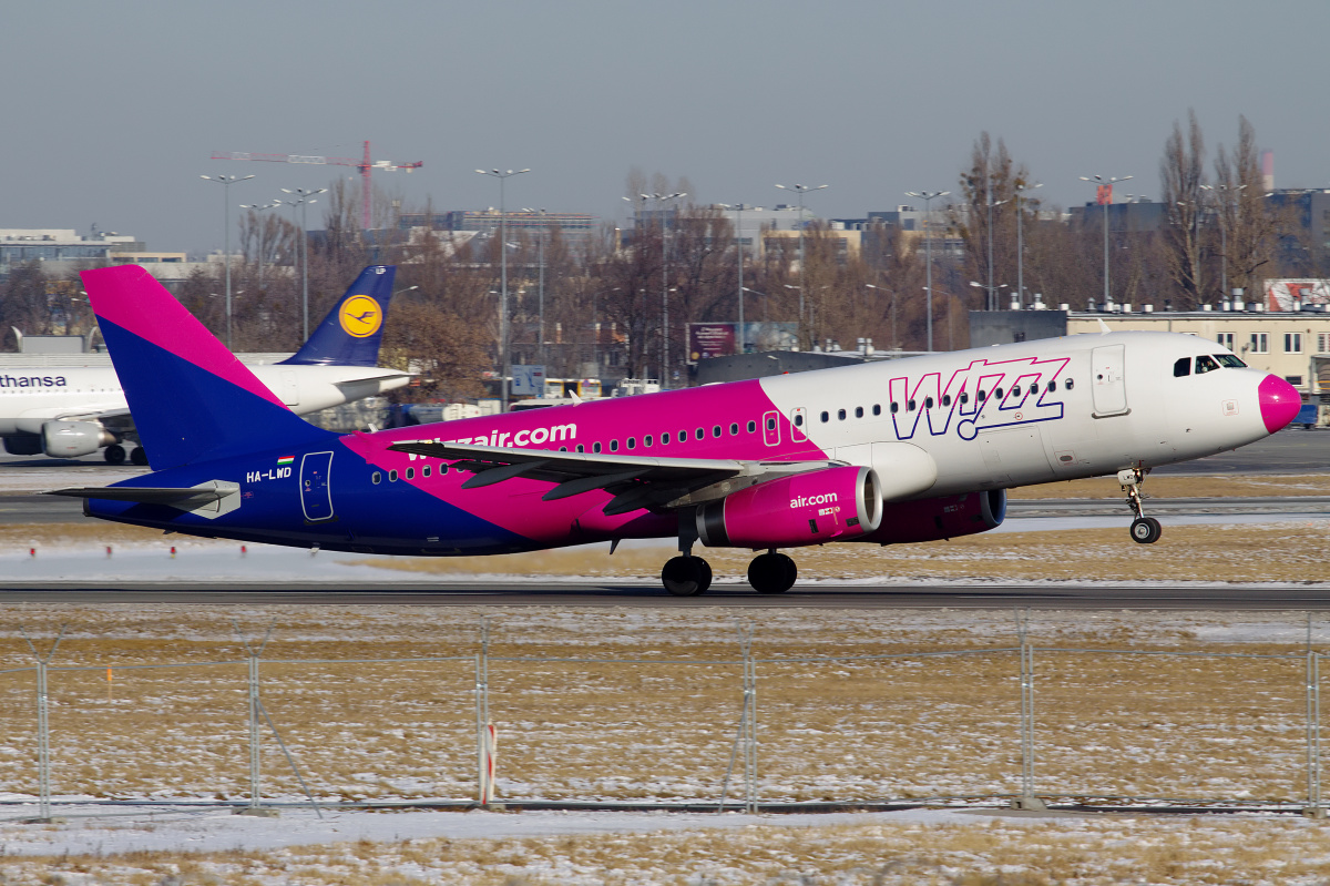 HA-LWD (czerwony nos) (Samoloty » Spotting na EPWA » Airbus A320-200 » Wizz Air)