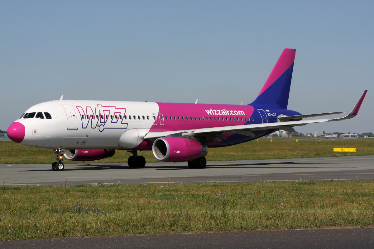 HA-LYT (czerwony nos) (Samoloty » Spotting na EPWA » Airbus A320-200 » Wizz Air)