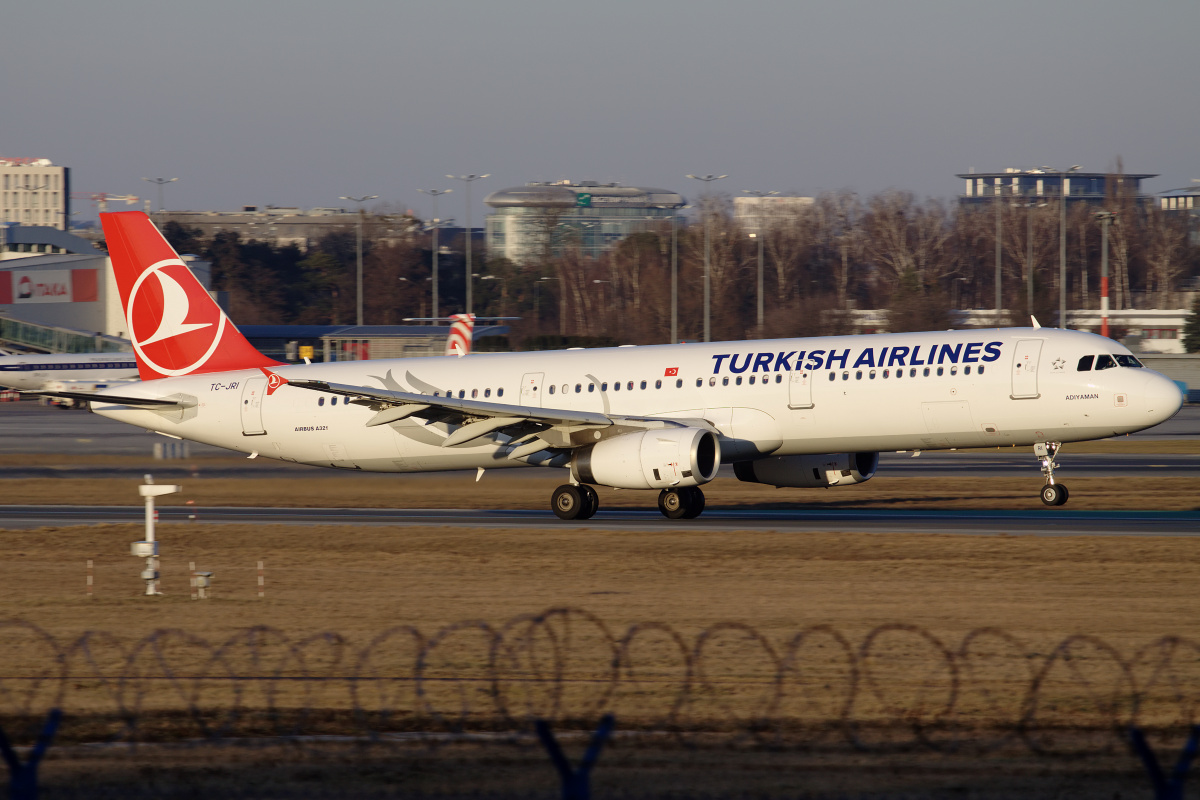 TC-JRI (Samoloty » Spotting na EPWA » Airbus A321-200 » THY Turkish Airlines)