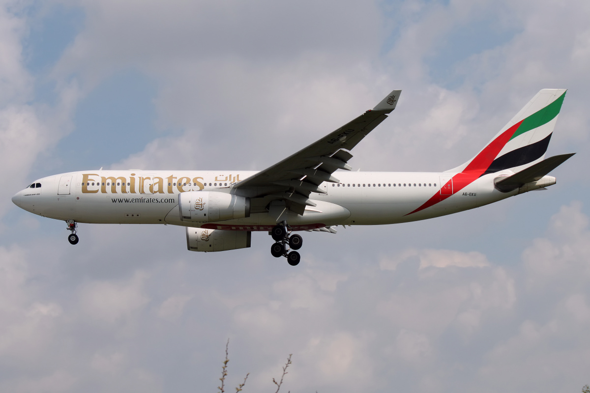 A6-EKU (Aircraft » EPWA Spotting » Airbus A330-200 » Emirates)