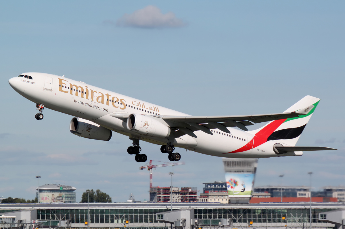 A6-EKW (Aircraft » EPWA Spotting » Airbus A330-200 » Emirates)