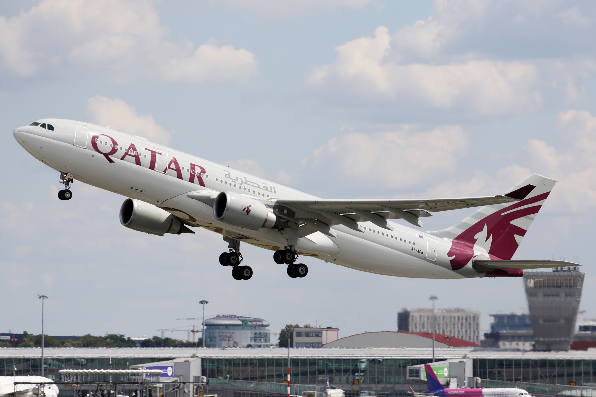 A7-ACB (duże logo) (Samoloty » Spotting na EPWA » Airbus A330-200 » Qatar Airways)