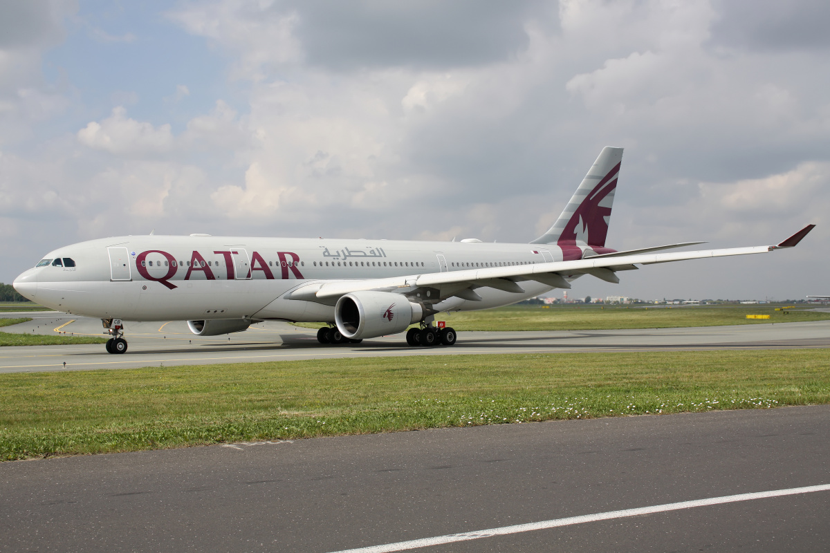 A7-ACB (large logo) (Aircraft » EPWA Spotting » Airbus A330-200 » Qatar Airways)