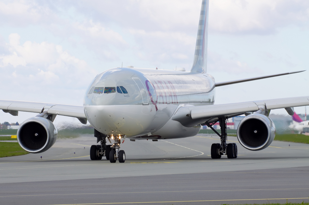 A7-ACB (Aircraft » EPWA Spotting » Airbus A330-200 » Qatar Airways)