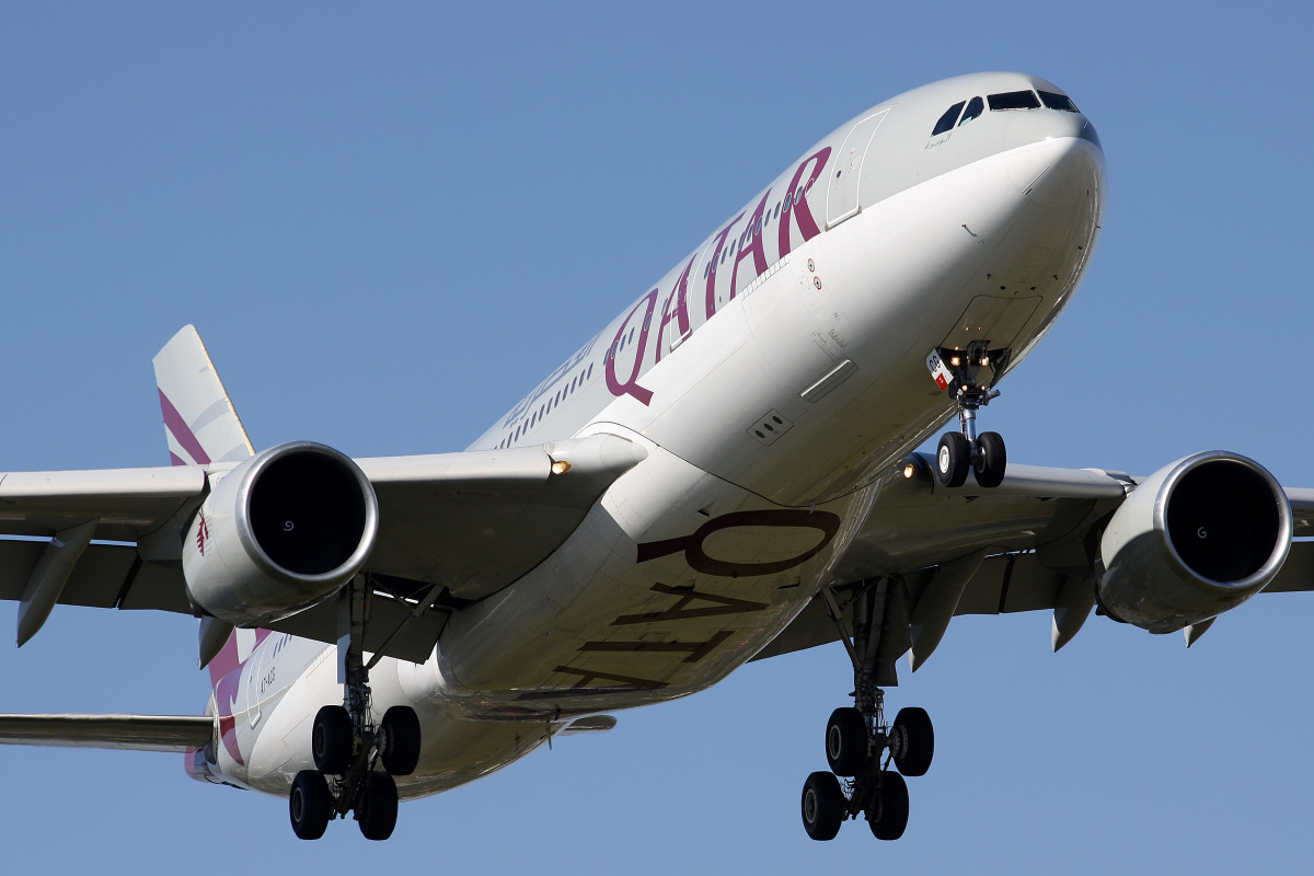 A7-ACG (duże logo) (Samoloty » Spotting na EPWA » Airbus A330-200 » Qatar Airways)