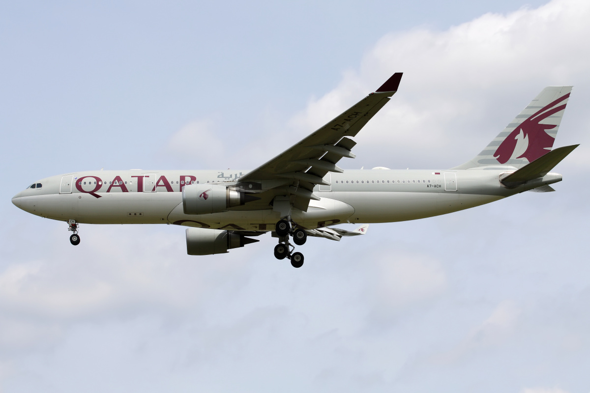 A7-ACH (Aircraft » EPWA Spotting » Airbus A330-200 » Qatar Airways)