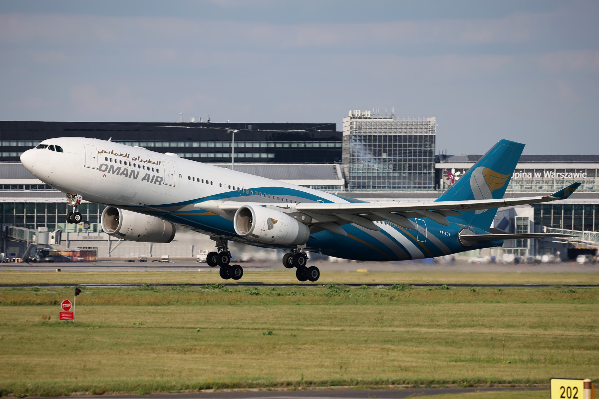 A7-ACW (Oman Air livery)