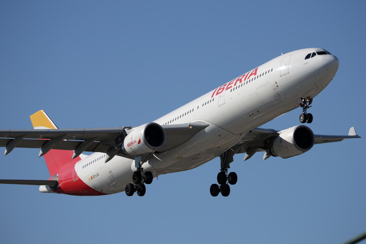 EC-LZJ, Iberia (Aircraft » EPWA Spotting » Airbus A330-300)