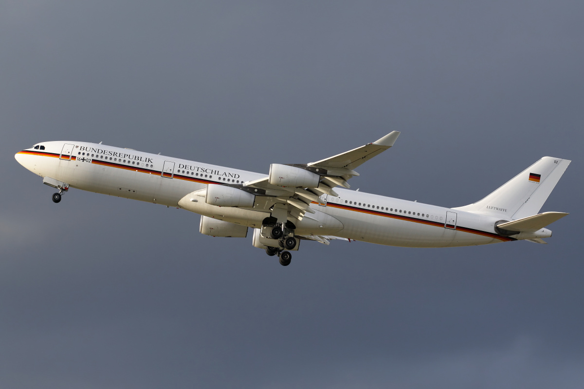 16+02, Niemieckie Siły Powietrzne (Luftwaffe) (Samoloty » Spotting na EPWA » Airbus A340-300)