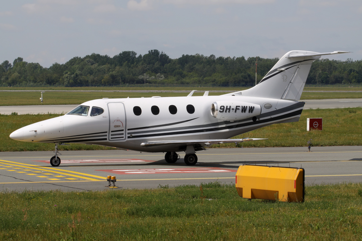 9H-FWW, Europ-Star (Aircraft » EPWA Spotting » Beechcraft 390 Premier)