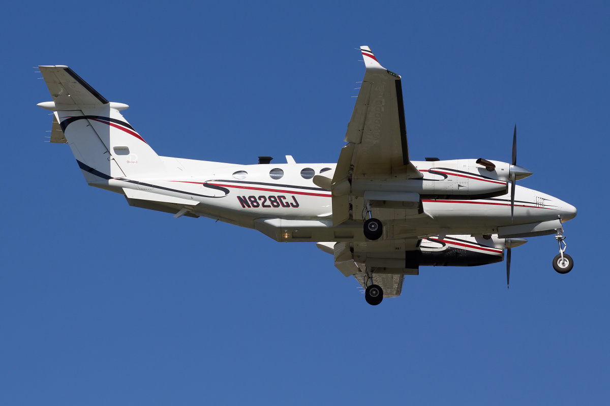 350, N828CJ, Lasai Aviation (Aircraft » EPWA Spotting » Beechcraft King Air)