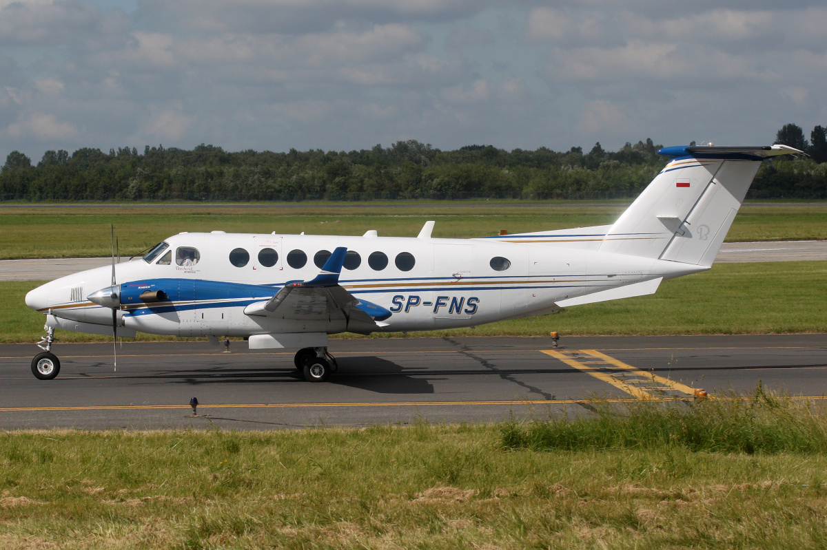 350, SP-FNS, White Eagle Aviation (Samoloty » Spotting na EPWA » Beechcraft King Air)