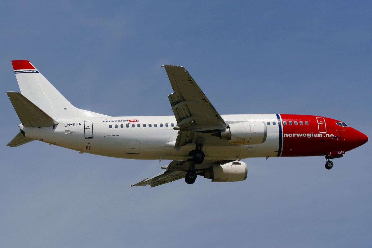 LN-KHA (Aircraft » EPWA Spotting » Boeing 737-300 » Norwegian Air Shuttle)