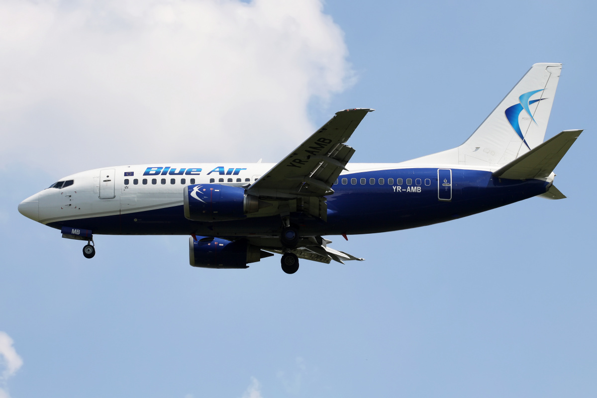 YR-AMB, Blue Air (Samoloty » Spotting na EPWA » Boeing 737-500)