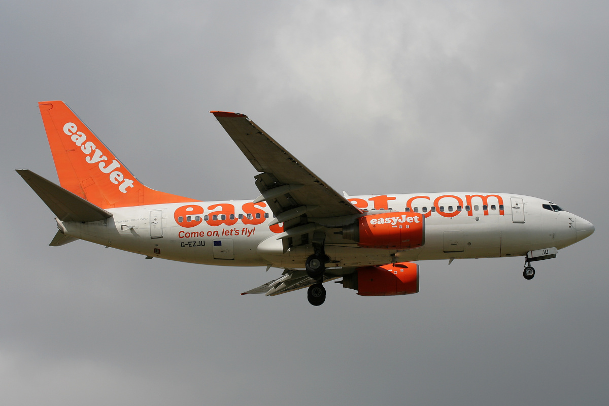 G-EZJU, EasyJet (Samoloty » Spotting na EPWA » Boeing 737-700)