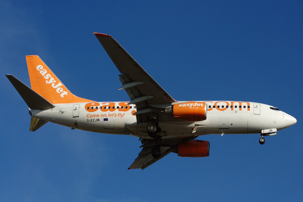 G-EZJW, EasyJet (Samoloty » Spotting na EPWA » Boeing 737-700)