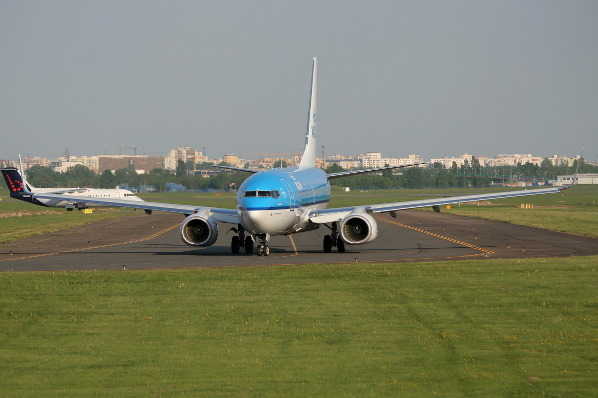 PH-BGG (Aircraft » EPWA Spotting » Boeing 737-700 » KLM Royal Dutch Airlines)