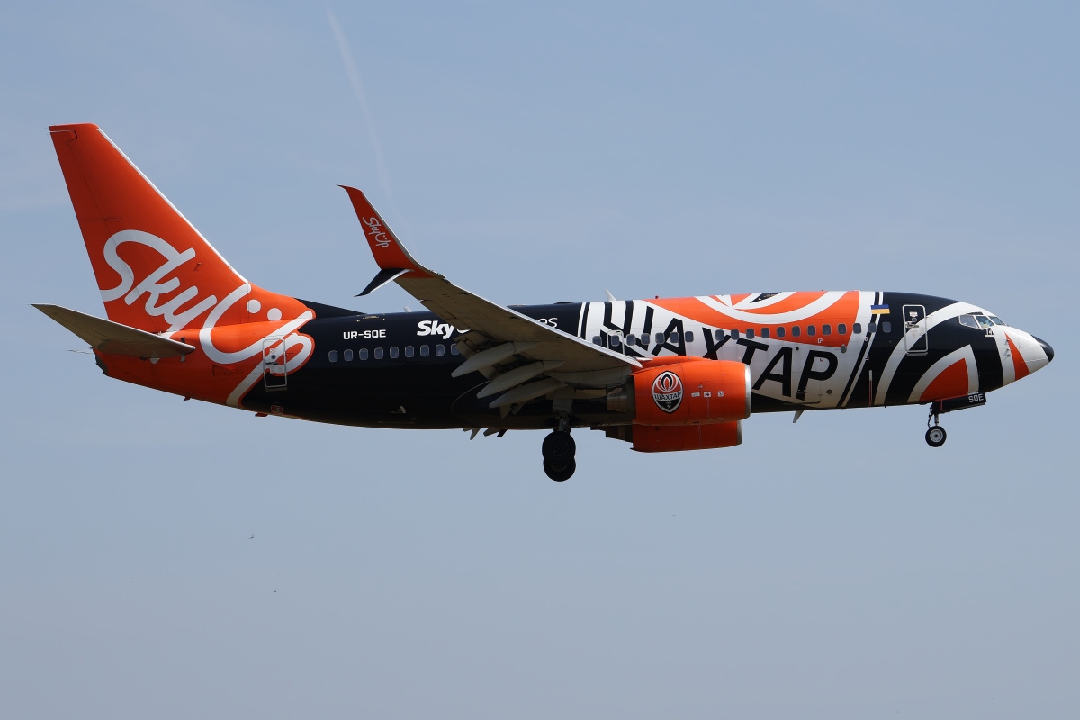 UR-SQE, SkyUp Airlines (malowanie FC Szahtar Donieck) (Samoloty » Spotting na EPWA » Boeing 737-700)