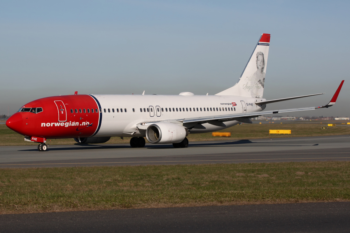 EI-FHE, Norwegian Air International ("Real Norwegian: Sonja Henie" tail) (Aircraft » EPWA Spotting » Boeing 737-800 » Norwegian Air)