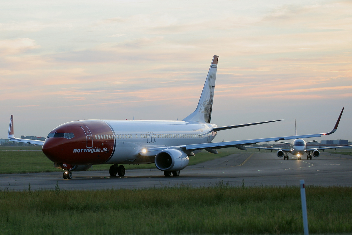 LN-NOB, Norwegian Air Shuttle ("Real Norwegian: Edvard Grieg" tail) (Aircraft » EPWA Spotting » Boeing 737-800 » Norwegian Air)