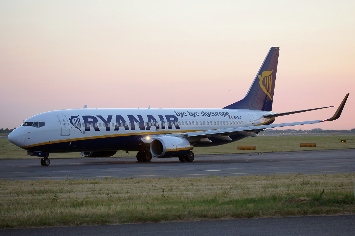 EI-DLF ("bye bye skyeurope" sticker) (Aircraft » EPWA Spotting » Boeing 737-800 » Ryanair)