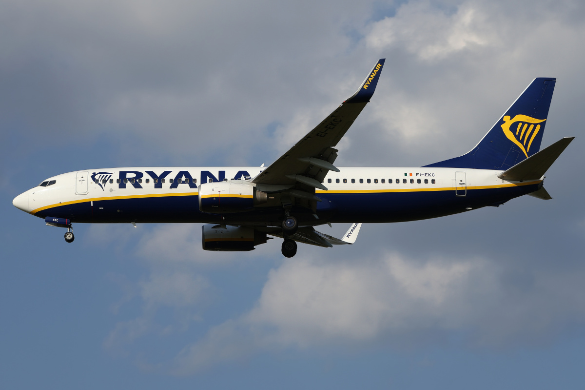 EI-EKC (Samoloty » Spotting na EPWA » Boeing 737-800 » Ryanair)