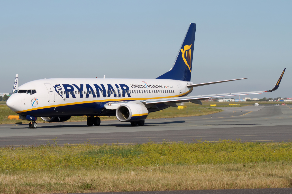 EI-EKS ("Comunidad Valenciana" sticker) (Aircraft » EPWA Spotting » Boeing 737-800 » Ryanair)