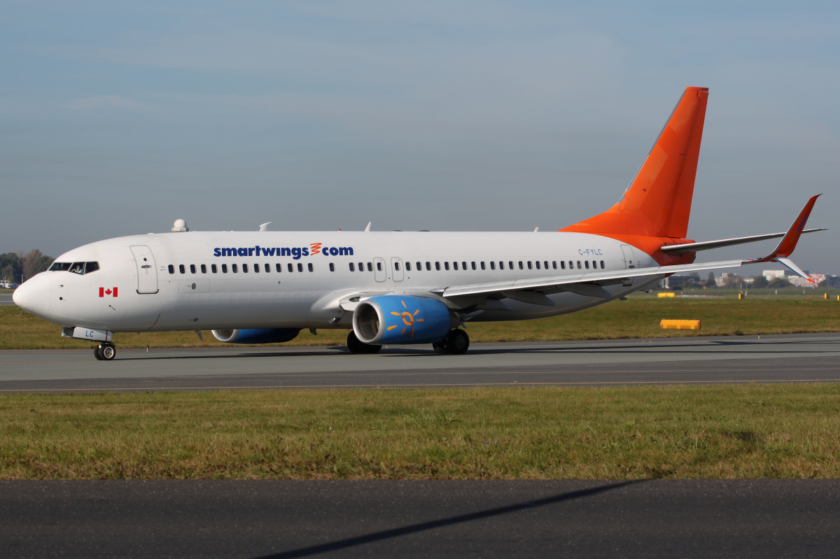 C-FYLC (partial livery, Sunwing)