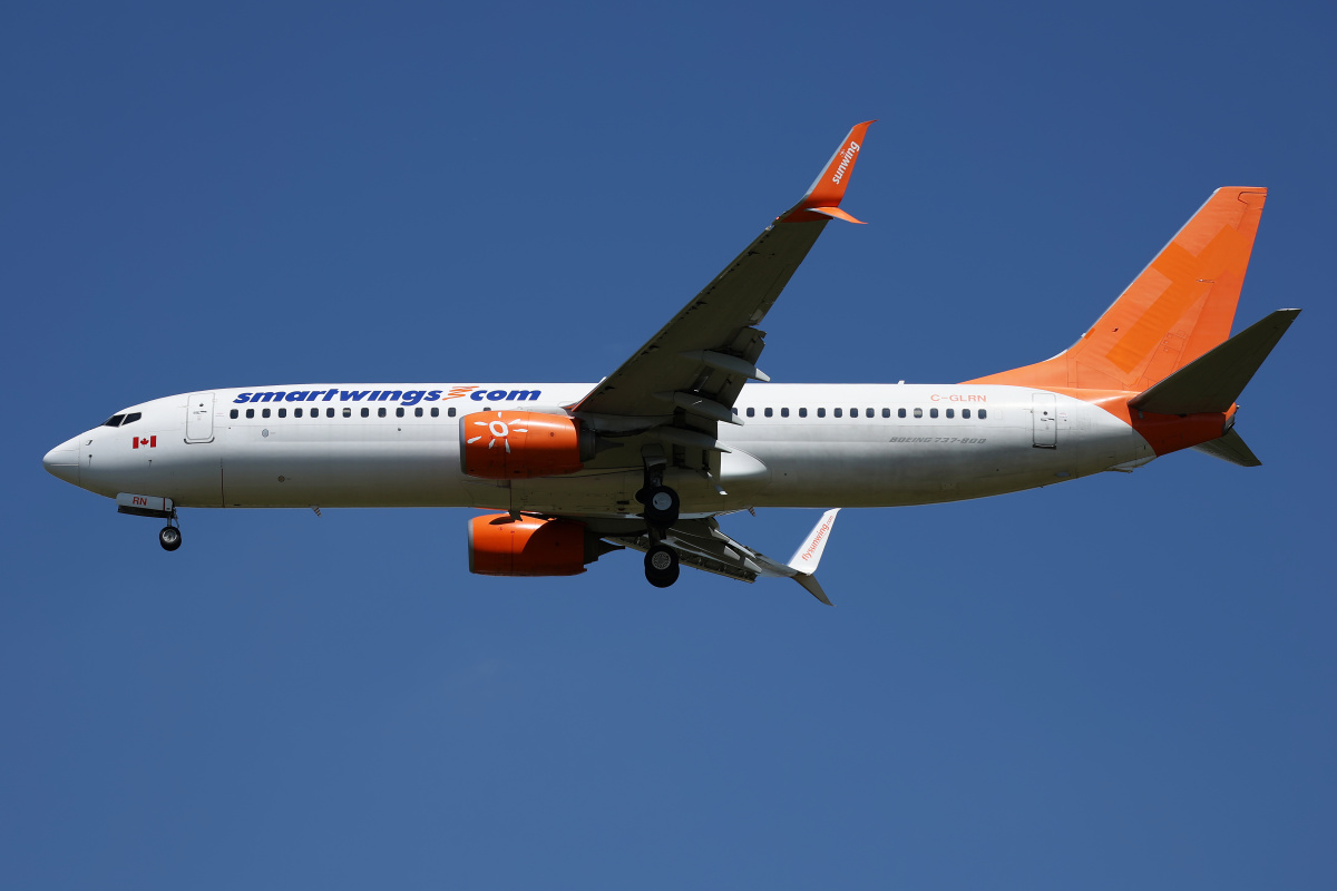 C-GLRN (częściowe malowanie, Sunwing Airlines) (Samoloty » Spotting na EPWA » Boeing 737-800 » SmartWings)