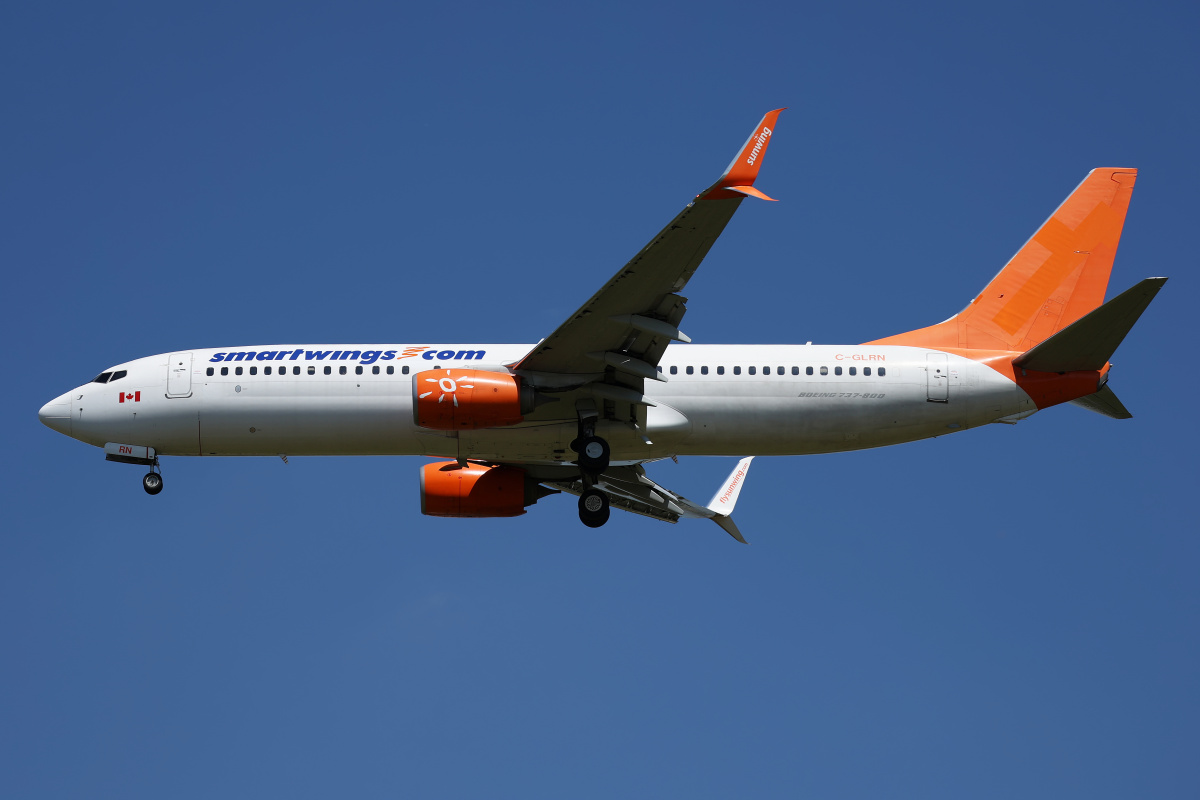 C-GLRN (partial livery, Sunwing Airlines)