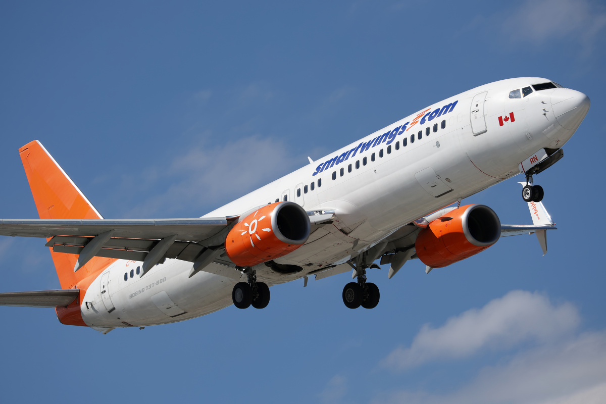 C-GLRN (partial livery, Sunwing Airlines)