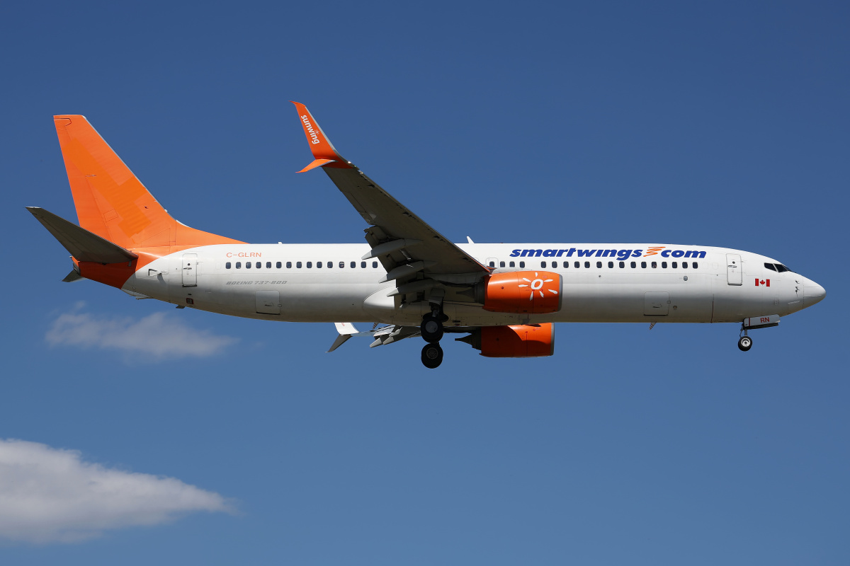 C-GLRN (partial livery, Sunwing Airlines) (Aircraft » EPWA Spotting » Boeing 737-800 » SmartWings)