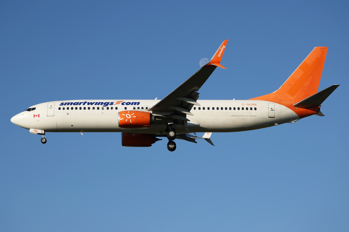 C-GLRN (częściowe malowanie, Sunwing Airlines) (Samoloty » Spotting na EPWA » Boeing 737-800 » SmartWings)