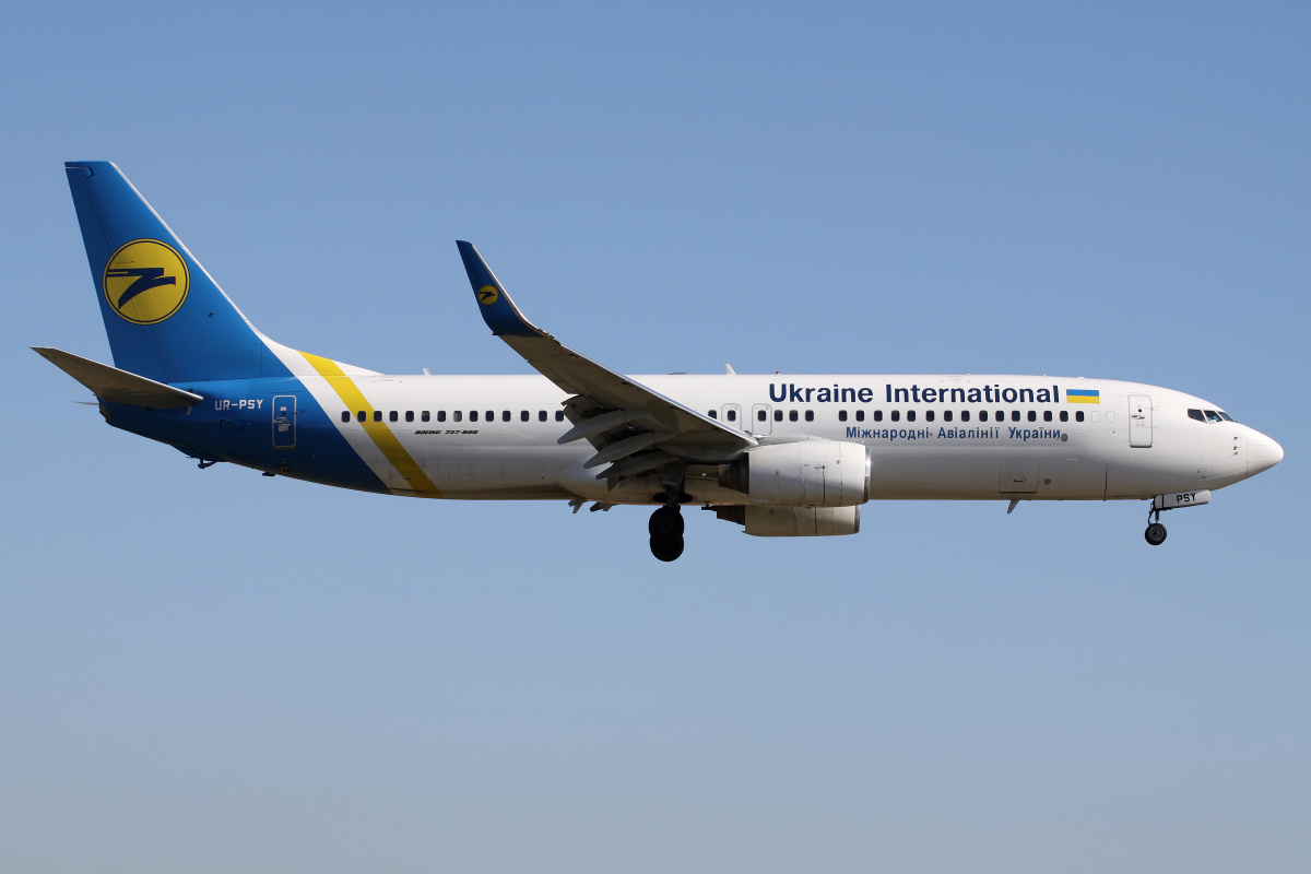 UR-PSY, Ukraine International Airlines (Samoloty » Spotting na EPWA » Boeing 737-800)