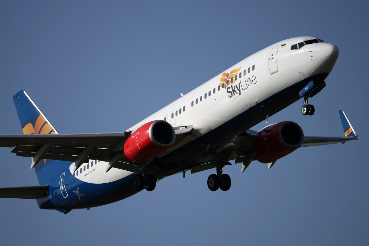 UR-SLG, SkyLine Express Airline (Samoloty » Spotting na EPWA » Boeing 737-800)